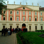 Před Invalidovnou se tvořily dlouhé fronty