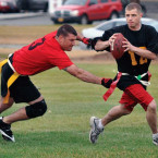 Flag football je kolektivním, bezkontaktním sportem. Pravidly je nejvíce podobný americkému fotbalu
