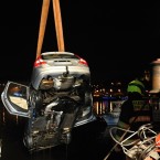 Auto včera pozdě večer sjelo na náplavce do Vltavy. Podívejte se do fotogalerie, jak zásah vypadal