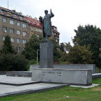 Z Dejvic tak zmizí pomník, který má nahradit velká konev jako symbol zalévání nového začátku