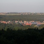 Panorama drobné vísky v lůně křivoklátských lesů