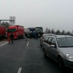 Na počátku nehody byl autobus, který na vytvořené ledovce nezvládl klesání