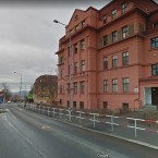 Komunikace u školy je rušná i bez ranní špičky
