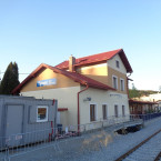 Nádražní budova je opravena, stavební buňka ještě neodjela
