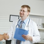 Například místo jednorázového příspěvku na pořízení ordinace by praktici spíš uvítali dlouhodobou podporu ve formě trvalé finanční bonifikace zdravotních pojišťoven za neatraktivitu venkova
