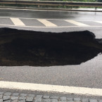Takový kráter zde zůstal, hrozí další propady