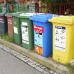 Uklizeno vydrží u popelnic jen chvíli