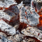 Hnojivo z dřevěného popela patří mezi nejúčinnější