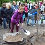 Symbolické házení hlíny pod lípu. Líbilo se to zejména dětem