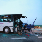 Takhle vypadal autobus těsně po střetu. Pro detailní snímky pokračujte ve fotogalerii