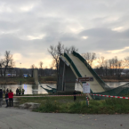 V pražské Troji spadla lávka přes Vltavu