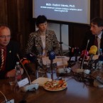 Zleva: Jiří Brát (Potravinářská komora), Anna Niklová (Státní zdravotnický ústav) a Vladimír Valenta (hlavní hygienik Čr)