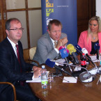 Zleva: náměstek pro zdravotní pojištění Tom Philipp, ministr zdravotnictví Svatopluk Němeček, tisková mluvčí Štěpánka Čechová