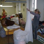 Dovezený textil se třídí v Broumově