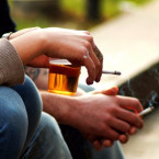 Cigareta a alkohol je takový národní dvojboj