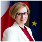 Karla Šlechtová mluví anglicky, německy, francouzsky, holandsky a bulharsky