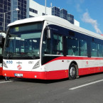 Motor má uložený před druhou nápravou, takže zatímco ty jiné vás tlačí, u tohoto autobusu vás jakoby vezou.
