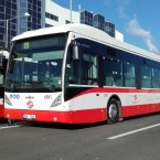 Motor má uložený před druhou nápravou, takže zatímco ty jiné vás tlačí, u tohoto autobusu vás jakoby vezou.