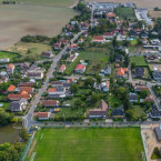 V popředí rybník a sportovně rekreační areál