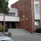 Obecní dům potřebuje rekonstrukce každý rok, sice je to mladá stavba, ovšem zvenku působí poměrně staře. Fotky interiéru najdete v naší fotogalerii