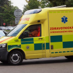Záchranka odvezla dvě pobodané ženy