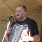 Václav Koubek na zahradě bývalé školy ve Vraném nad Vltavou