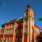 Zámek v Dětenicích vypadá úhledně, ale pozor, někdy tam jsou čerti a upíři
