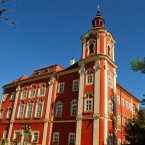 Zámek v Dětenicích vypadá úhledně, ale pozor, někdy tam jsou čerti a upíři