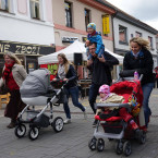 Desítky zájemců si užily závodění s kočárky v Benešově
