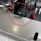 Muž se s tím nijak nepáral, vzal a šel