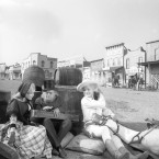 S Karlem Fialou a Olgou Schoberovou si Bohuš Záhorský (uprostřed) zahrál v kultovním filmu Limonádový Joe aneb Koňská opera