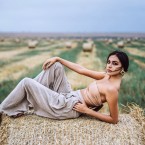 Farmářka nosí bikiny údajně i proto, že se s nimi může na farmě opalovat při práci