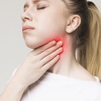 Hnisavá angína se říká angíně streptokokové, tedy bakteriální. Herpetická angína je zase angína způsobená viry herpes simplex