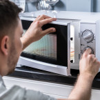 S odstraněním odolných nečistot z mikrovlnné trouby vám pomůže mimo jiné i citron a jedlá soda