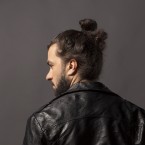 Mladému studentovi se podařilo si vypěstovat husté vlasy sahající až na lopatky. Klíčem je si je nemýt příliš často