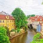 Kampa je od Malé Strany oddělena vltavským ramenem Čertovkou