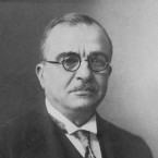 Generál Ioannis Metaxas zavedl v Řecku diktaturu, nicméně se v rozhodný okamžik národa postavil proti druhému diktátorovi - Benitu Mussolinimu