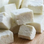 Mezi tradiční pokrmy indické kuchyně patří sýr paneer