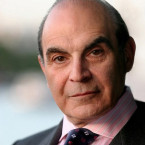 V seriálu o belgickém detektivovi bravurně ztvárnil hlavní roli David Suchet