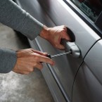 Muži ukradli svému zaměstnavateli přes 400 keramických náplní do katalyzátorů