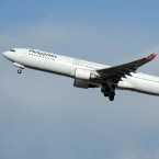 Tento letoun Airbus  se vzdušný pirát pokusil za letu opustit. Nepřežil