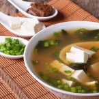Miso pastu nikdy nezalévejte příliš horkou vodou, připravili byste se o některé její zdravotní benefity