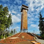 Poblíž rozhledny na Špičáku mají turisté k dispozici nové "žížalí toalety"