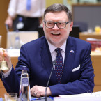 Ministr financí zvonečkem možná přivolává Ježíška. Otázka je, komu nadělí