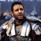 Když na konci filmu leží gladiátor mrtev v aréně, můžete si všimnout polštářku v barvě písku pod jeho hlavou. Že by tuto scénu chtěli udělat Russellovi pohodlnější?