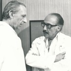Miloš Kopecký (zde jako doktor Štrosmajer v seriálu Nemocnice na kraji města s Ladislavem Chudíkem v roli primáře Sovy) přiznal v roce 1987 svoji slabost a strach vzdorovat krokům komunistů, s nimiž nesouhlasil. Stále ale bojoval za myšlenky socialismu