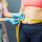 Přerušovaný půst pomáhá tělo zbavit břišního tuku. Při nízké hladině inzulinu dokáže tělo lépe využívat tuk jako palivo