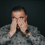 Krevní sraženina většinou nebolí a do dvou týdnů sama zmizí. Při častějším výskytu ale vyhledejte lékařskou pomoc 