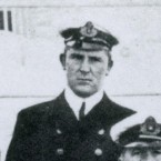 Kapitán a důstojníci na Titanicu. Charles Herbert Lightoller druhý zleva (stojící)