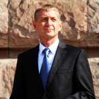 Janoušek disponuje celou sítí vlivných přátel. Jedním z nich, který se taktéž může chlubit širokými vazbami, je ex-politik a lobbista Martin Ulčák